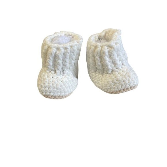 Quiltex Crocheted Baby Hat & Booties Set With Puppy Dog Design - Picture 3 of 3